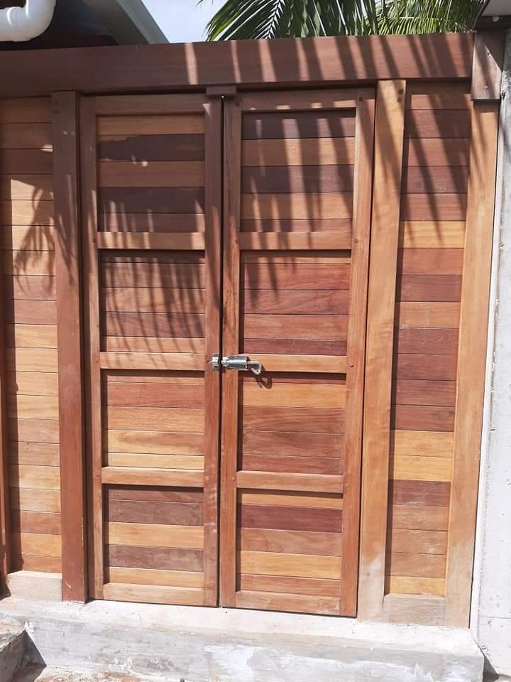 Portail extérieur à deux battants avec panneaux de bois horizontaux et loquet métallique
