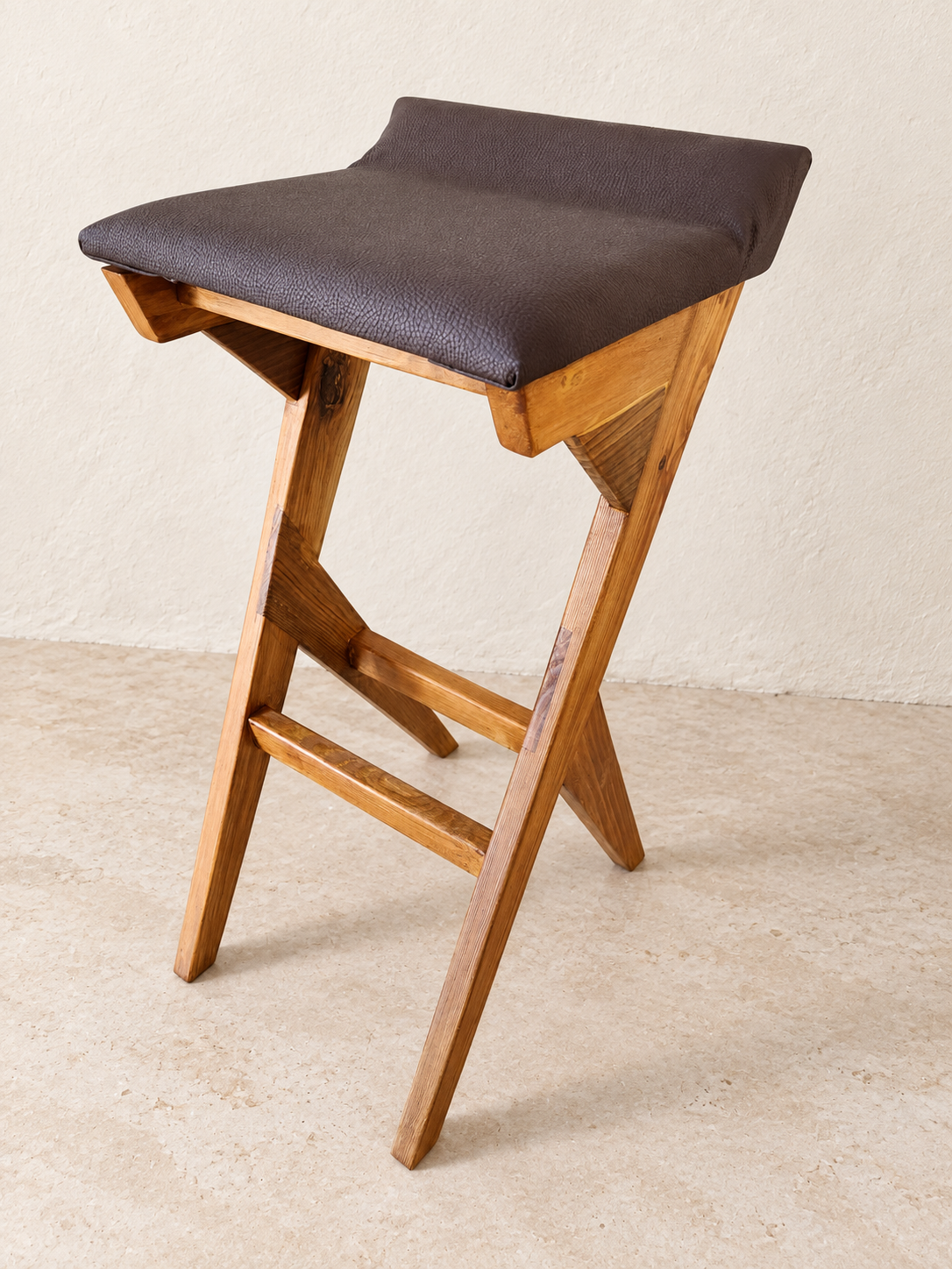 Tabouret haut en bois avec assise foncée sculptée et pieds inclinés