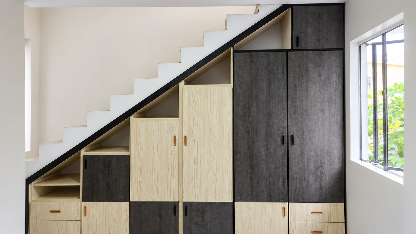 Meubles de rangement sur mesure intégrés sous un escalier
